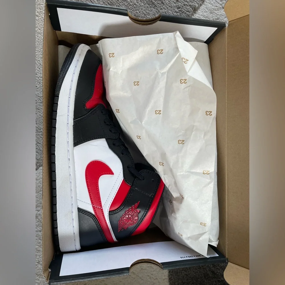 Men’s Nike Air Jordan 1 Mid White Black Red Size 9US - Picture 7 of 8